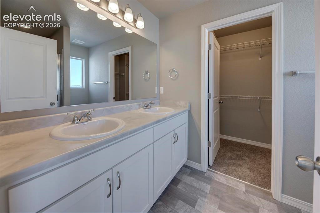 Image 8 of 15: Bathroom
