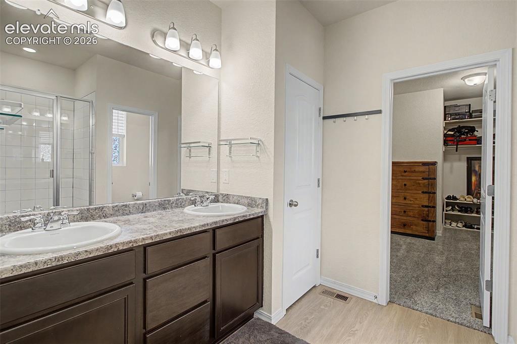 Image 17 of 39: Bathroom