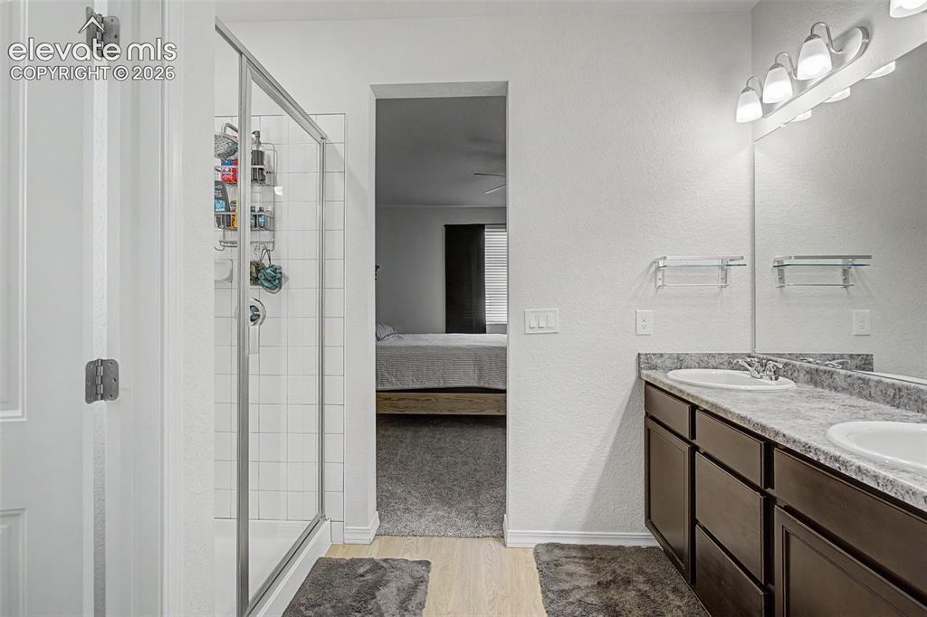 Image 18 of 39: Bathroom