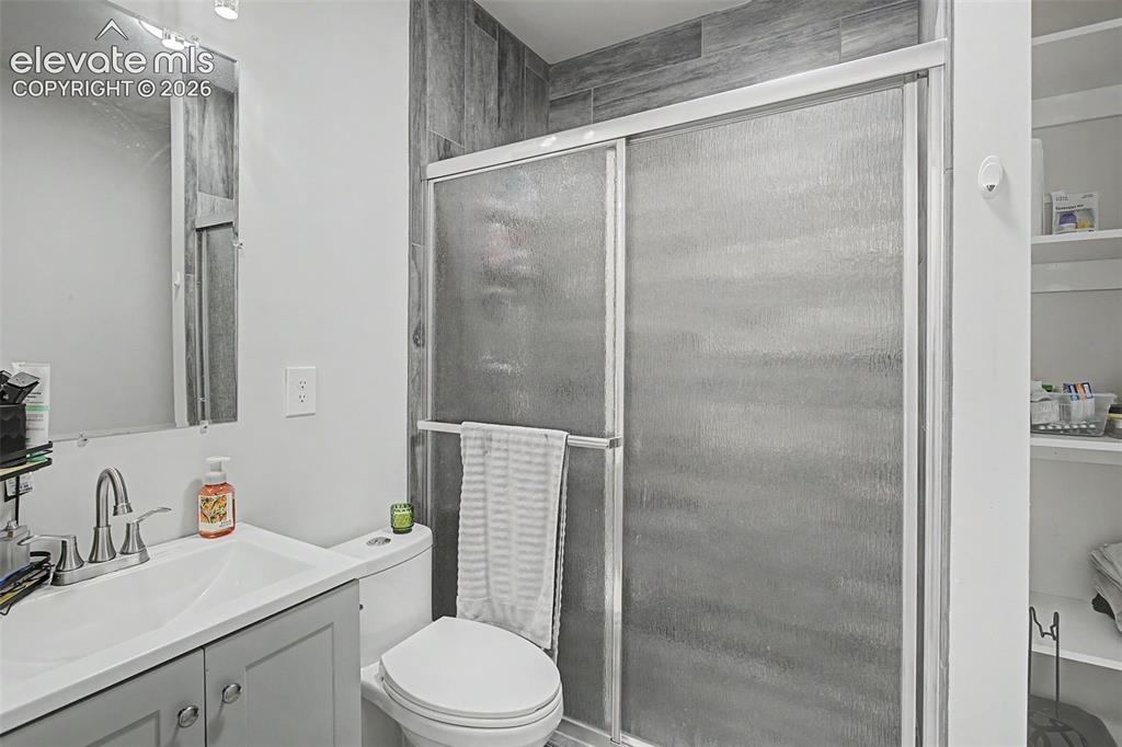Image 33 of 39: Bathroom