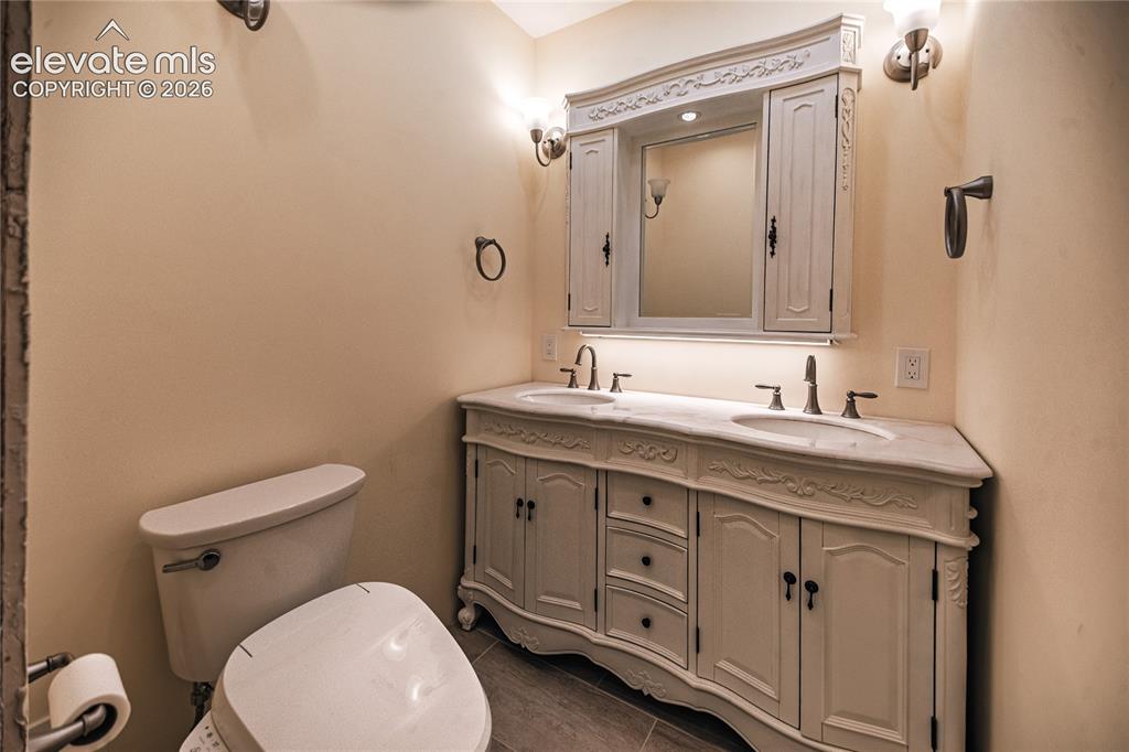 Image 17 of 46: Bathroom