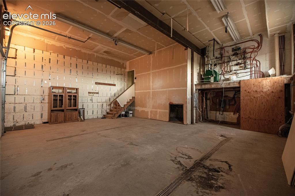 Image 41 of 46: Garage