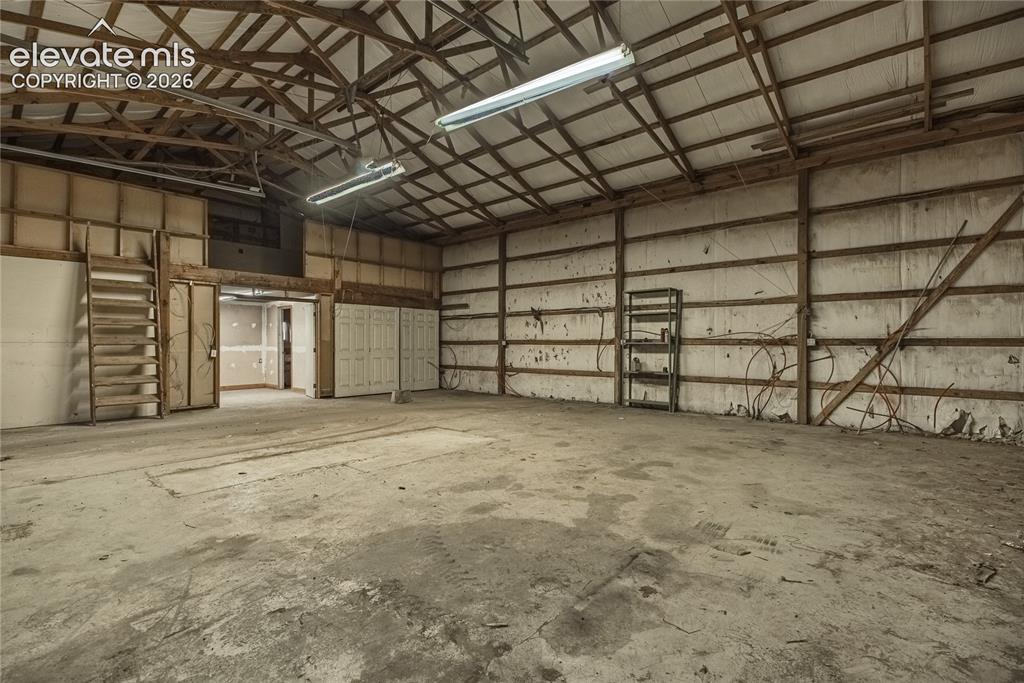 Image 42 of 46: Garage