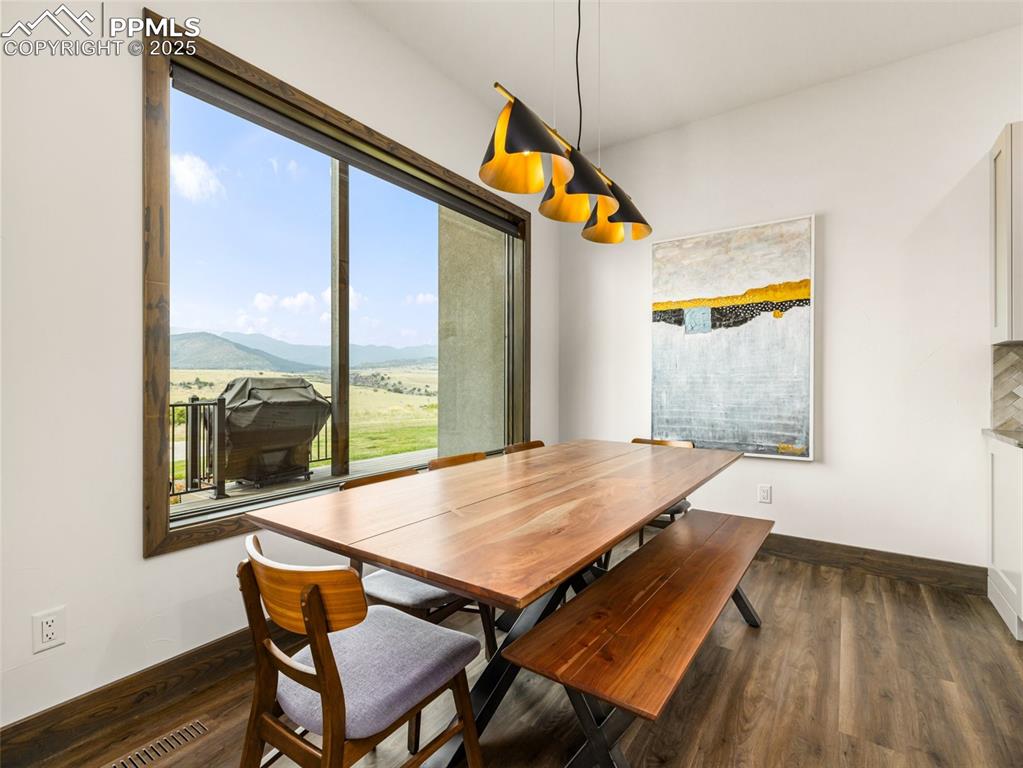 Image 13 of 50: Dining Area
