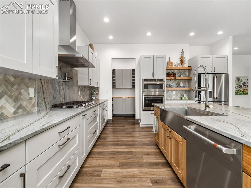 Image 14 of 50: Kitchen