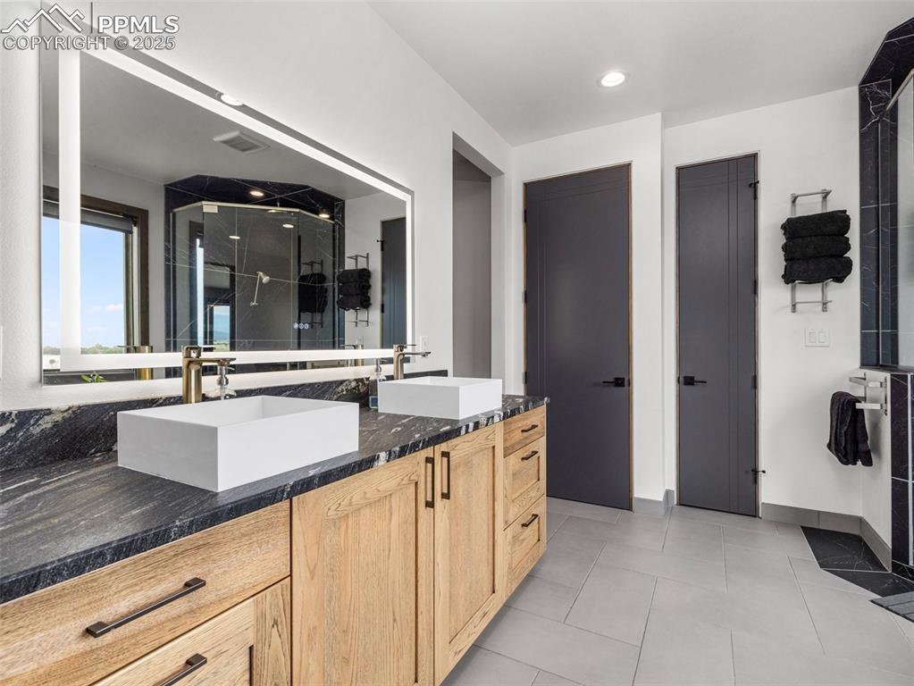 Image 19 of 50: Bathroom