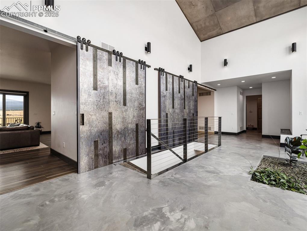 Image 4 of 50: Lobby