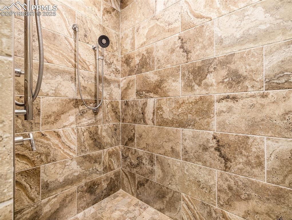 Image 48 of 50: Bathroom