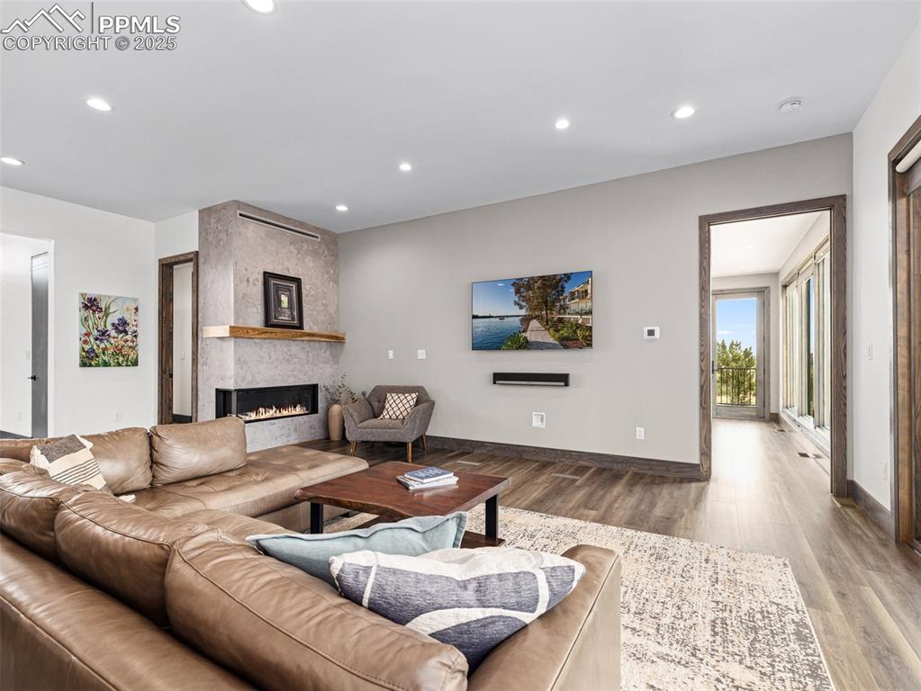 Image 8 of 50: Living Room