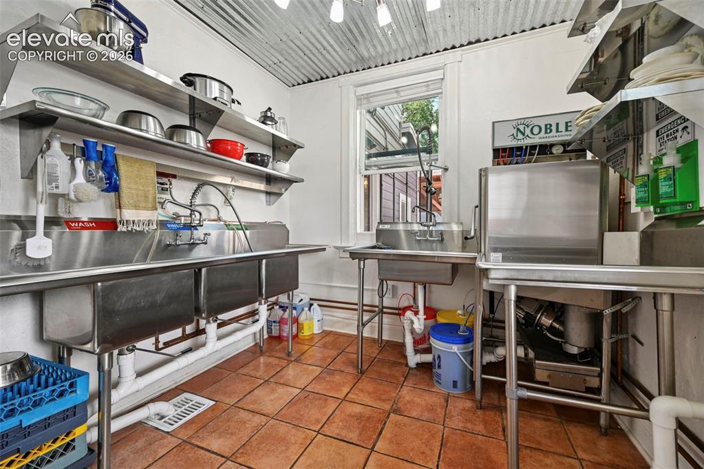 Image 13 of 50: Dishroom