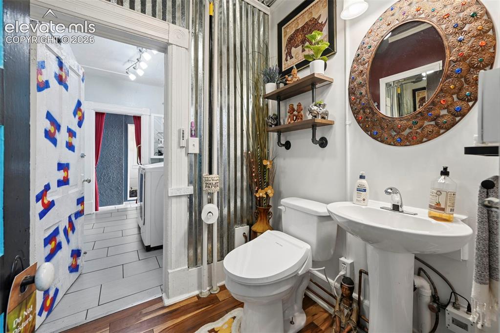 Image 15 of 50: Main Floor 1/2 Bath