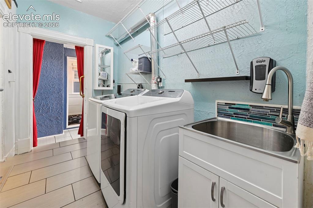 Image 16 of 50: Main Floor 1/2 Bath