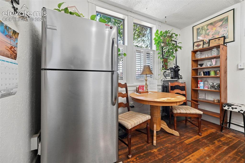 Image 39 of 50: Full Size Apartment Kitchen