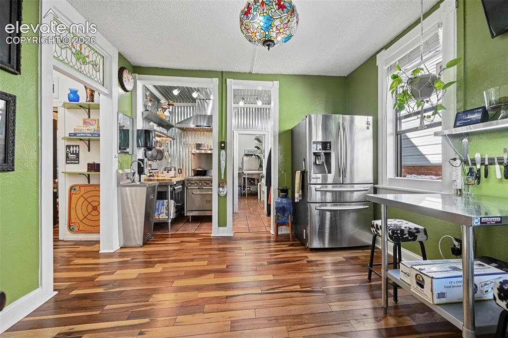 Image 9 of 50: Large Kitchen