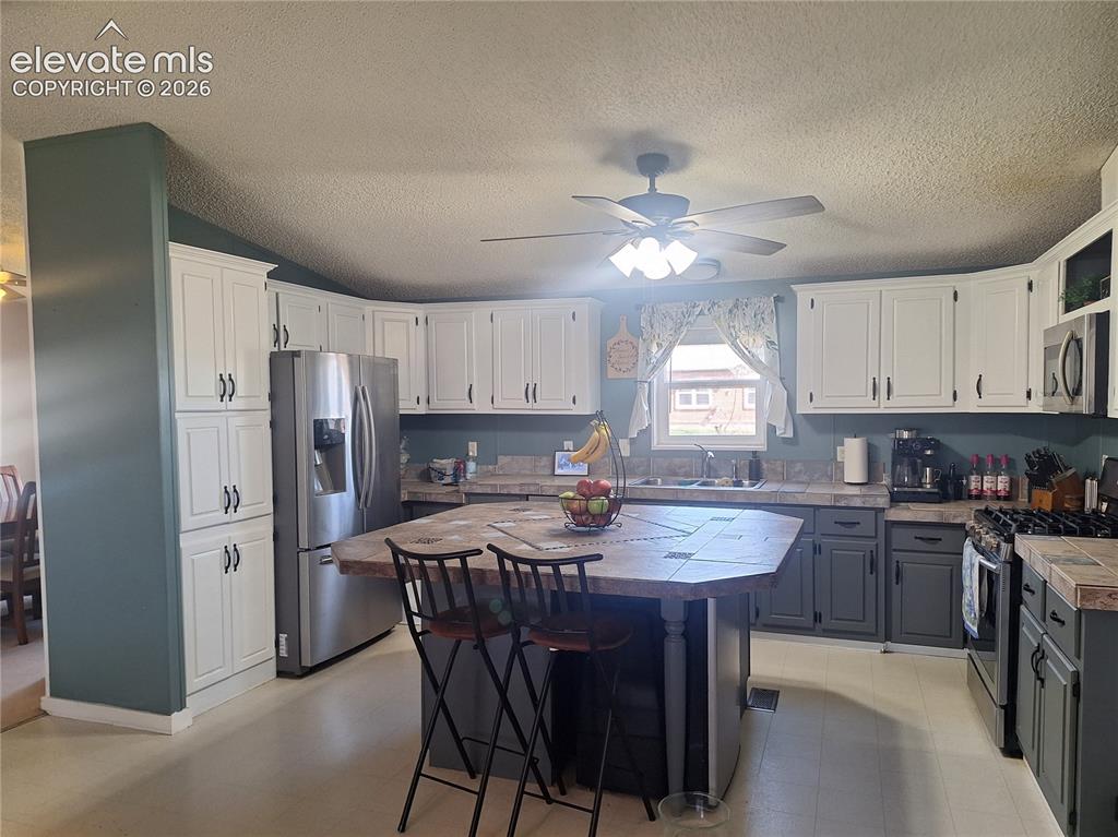 Image 19 of 39: Kitchen