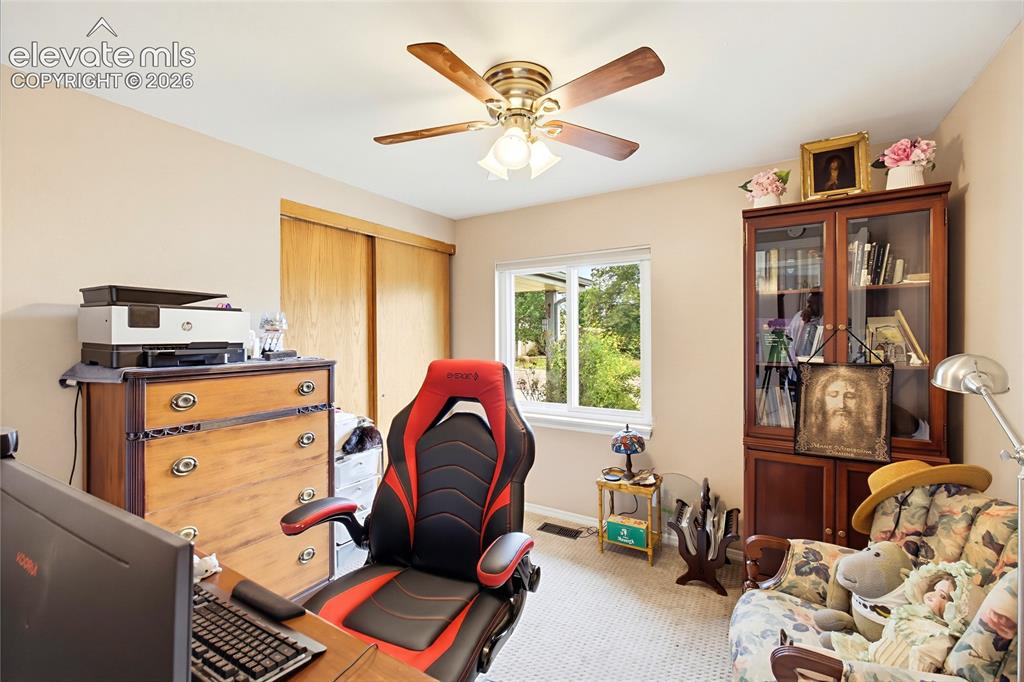 Image 23 of 32: Recessed window, wood-finish sliding closet doors, ceiling fan with integra