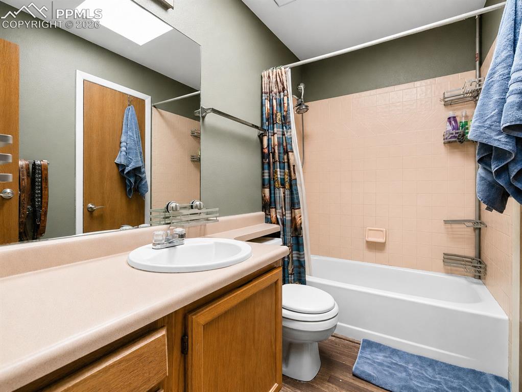 Image 10 of 14: Bathroom