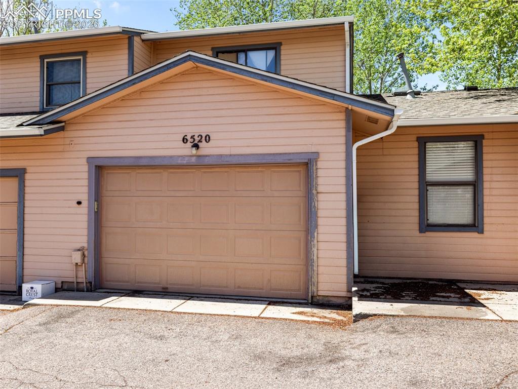 Image 11 of 14: Garage