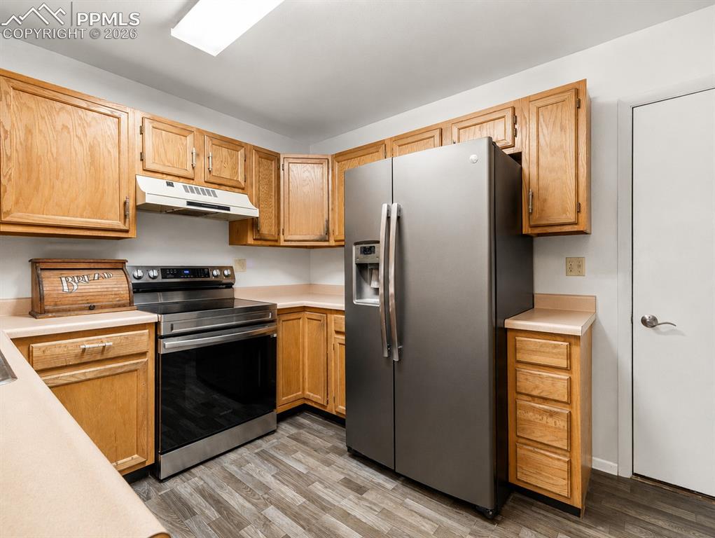 Image 4 of 14: Kitchen
