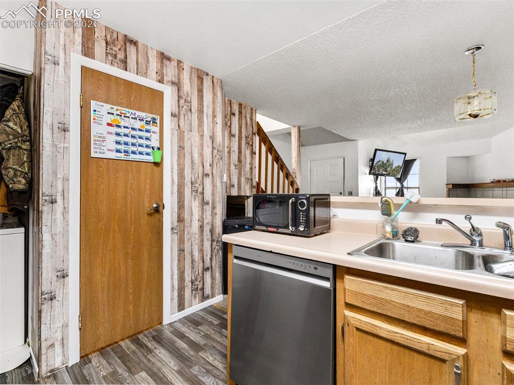 Image 5 of 14: Kitchen