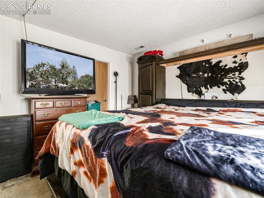 Image 8 of 14: Bedroom