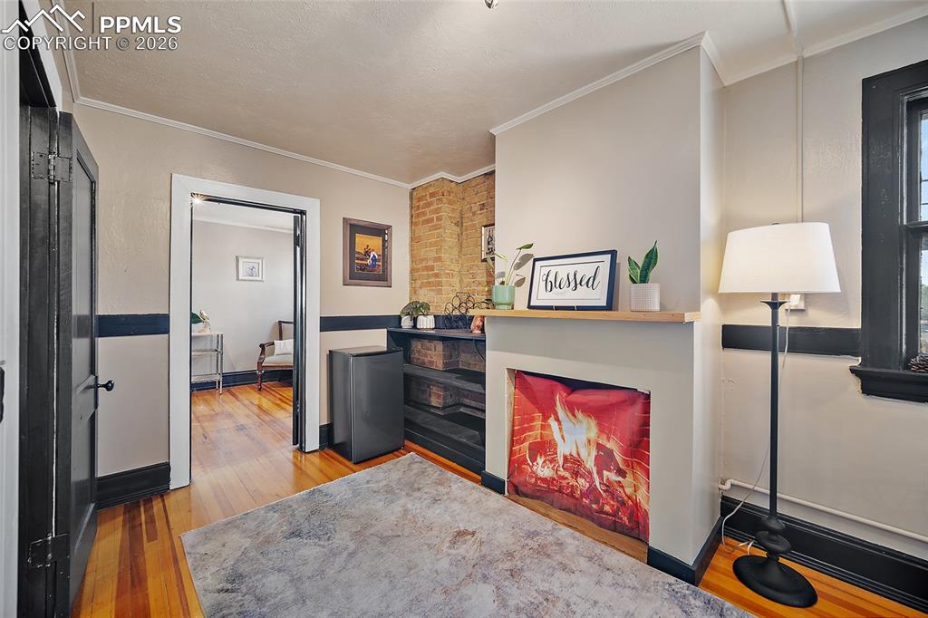 Image 13 of 25: Living Room