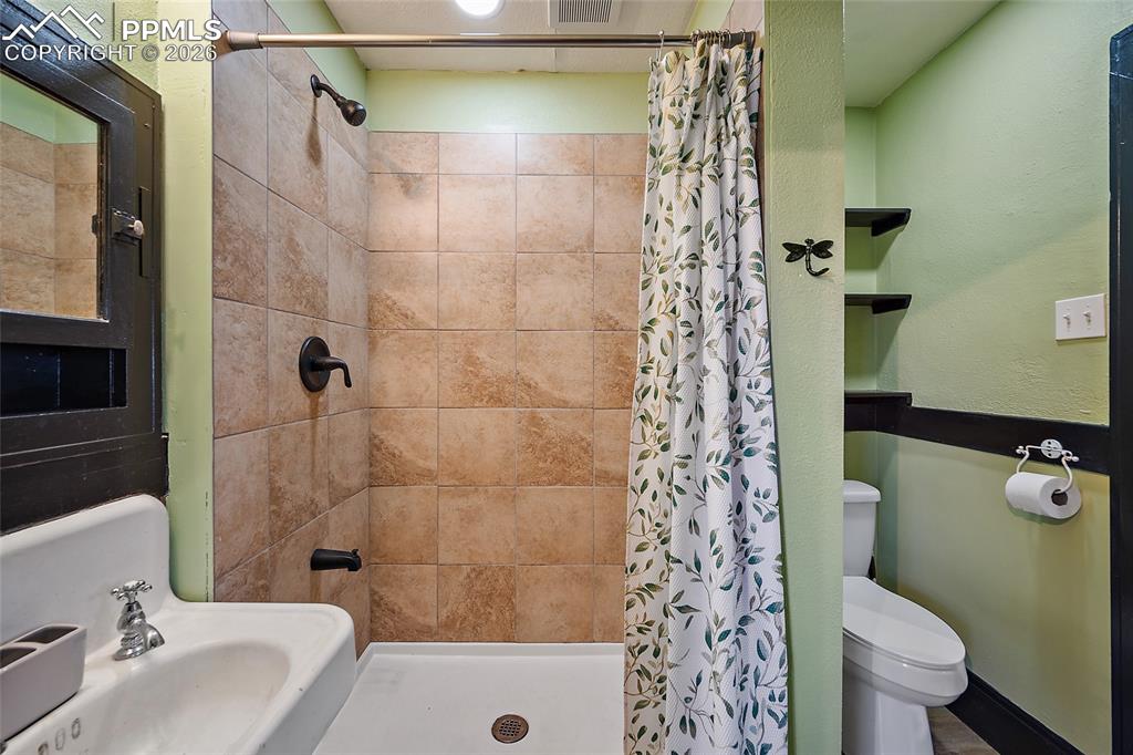 Image 16 of 25: Bathroom