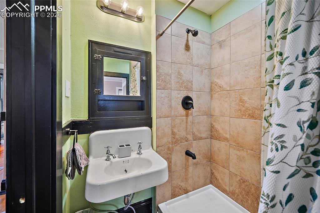 Image 17 of 25: Bathroom