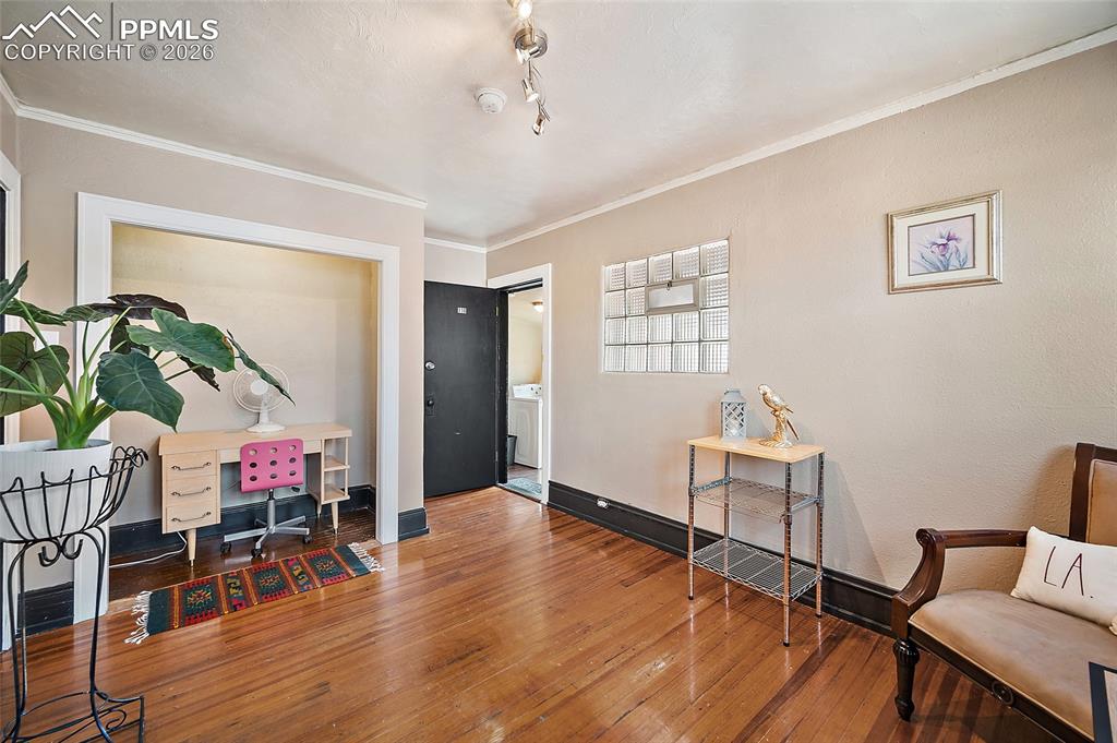 Image 19 of 25: Sitting Room