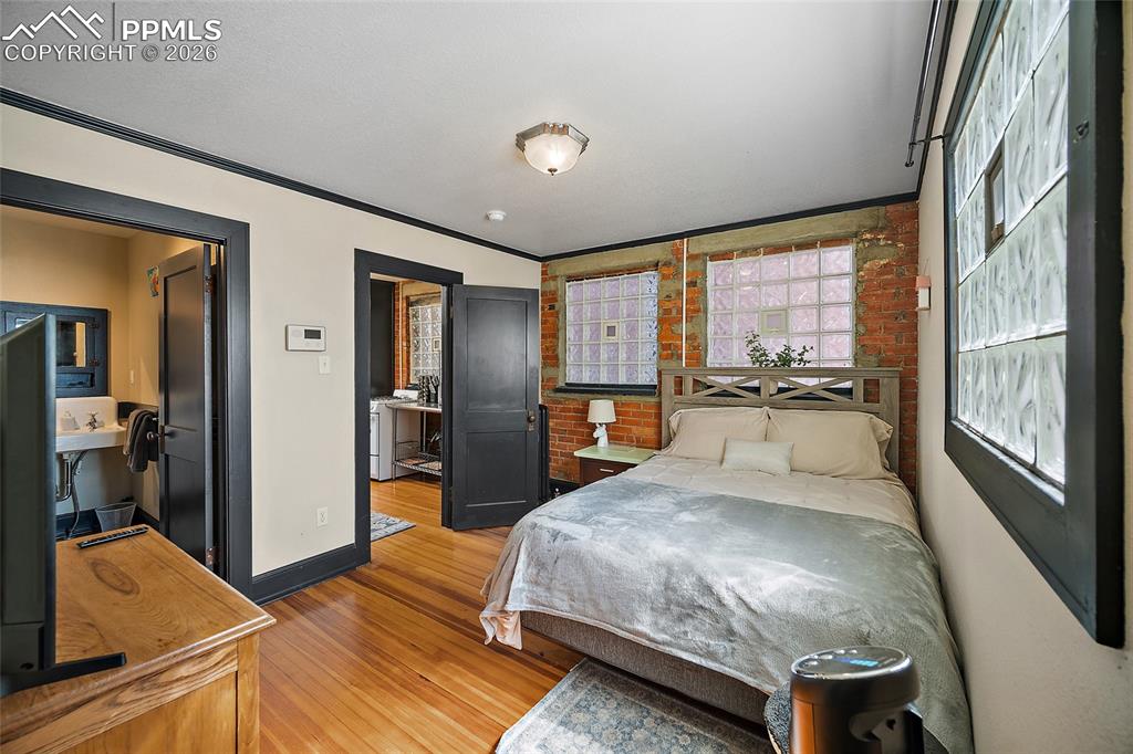 Image 21 of 25: Bedroom