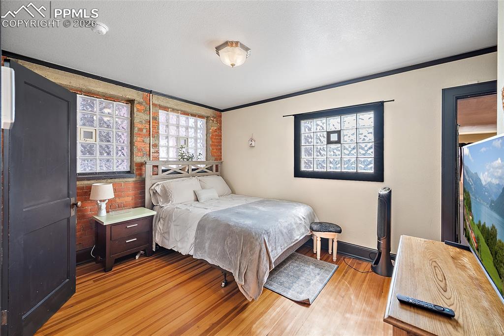 Image 22 of 25: Bedroom