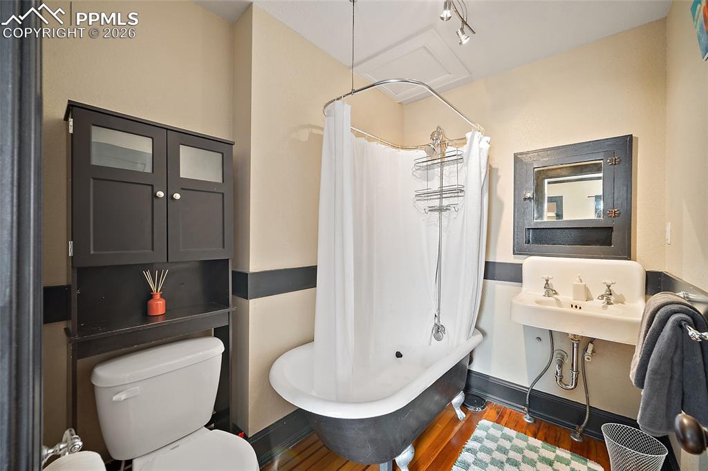 Image 24 of 25: Bathroom