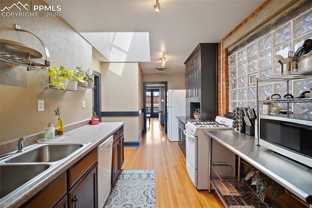 Image 25 of 25: Kitchen