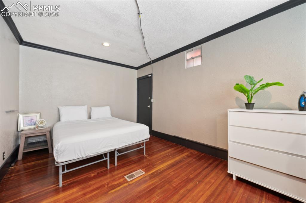 Image 28 of 45: Bedroom