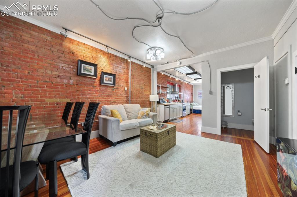 Image 29 of 45: Living Room