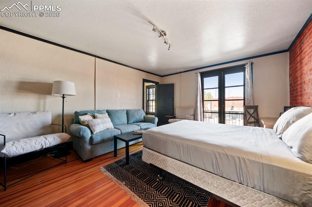 Image 31 of 45: Bedroom