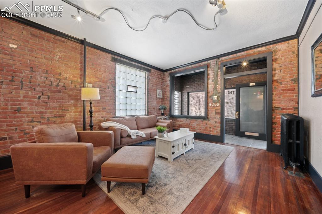 Image 32 of 45: Living Room