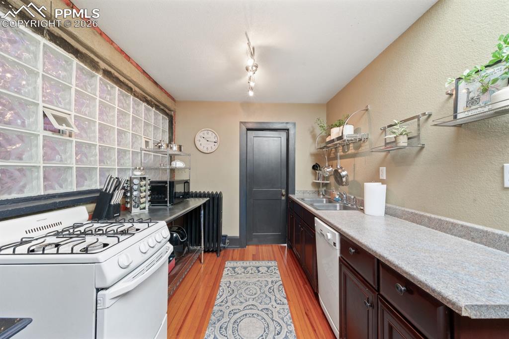 Image 33 of 45: Kitchen