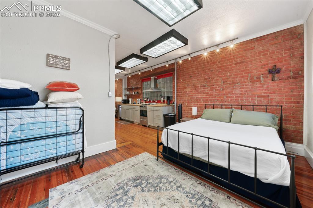 Image 34 of 45: Bedroom