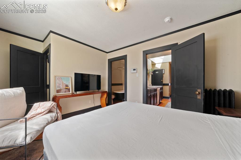 Image 35 of 45: Bedroom