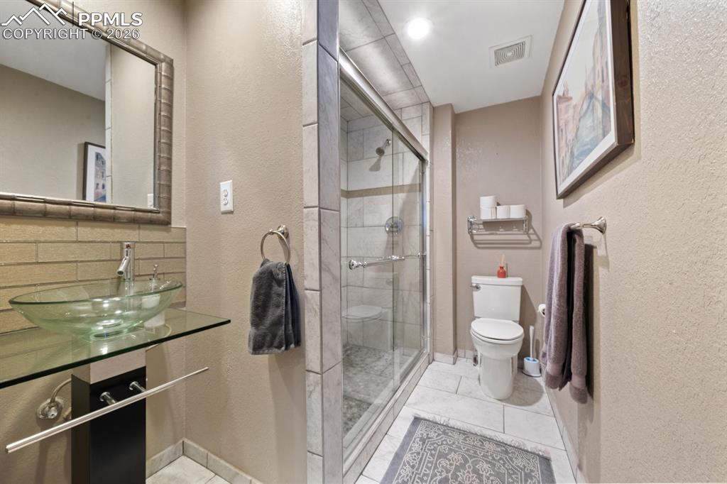 Image 38 of 45: Bathroom