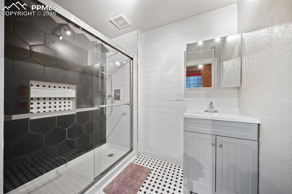 Image 40 of 45: Bathroom