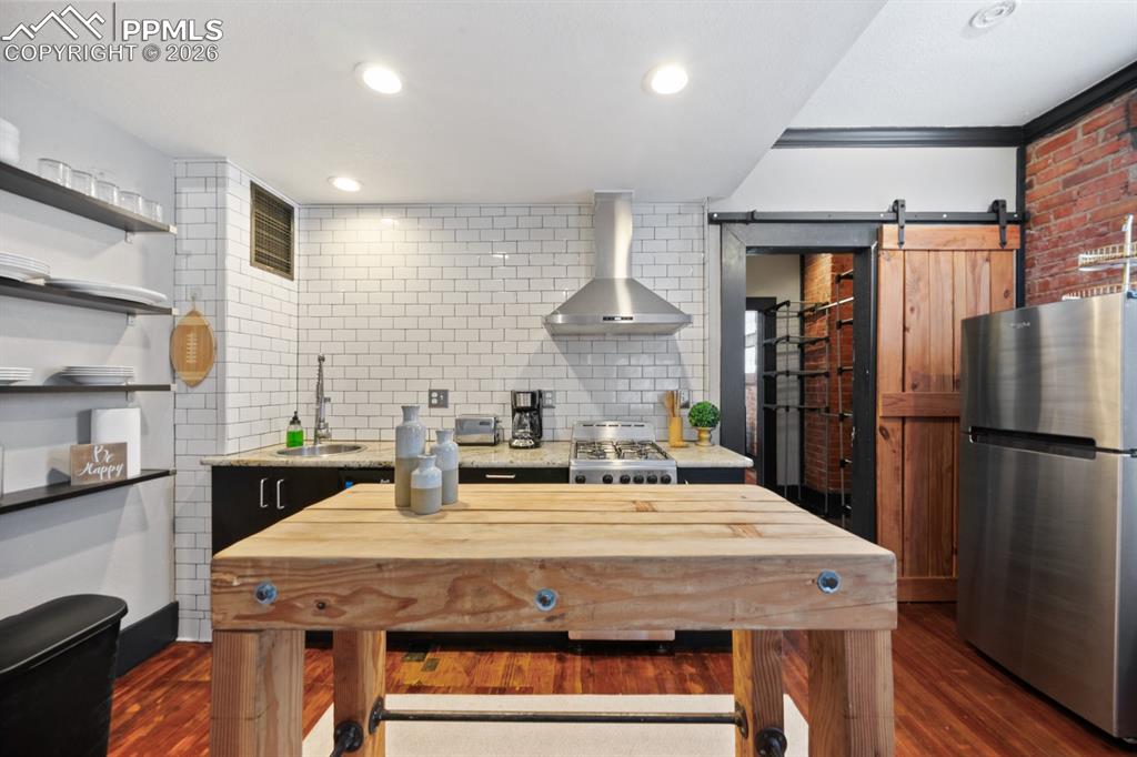 Image 42 of 45: Kitchen