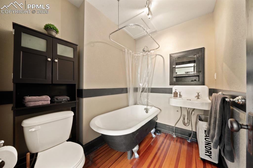 Image 44 of 45: Bathroom