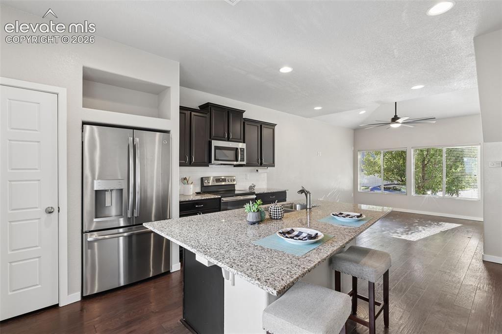 Image 15 of 33: Kitchen