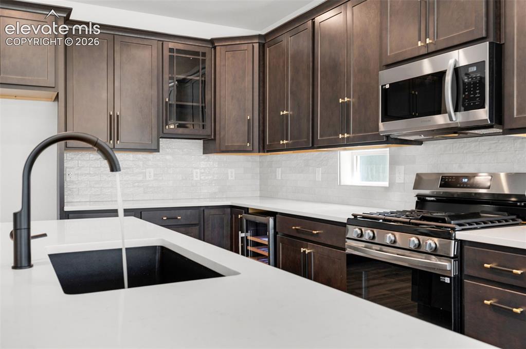 Image 7 of 27: Kitchen