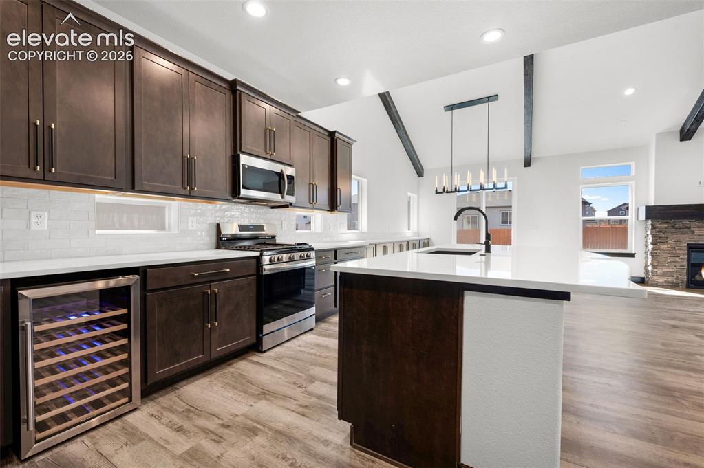 Image 9 of 27: Kitchen