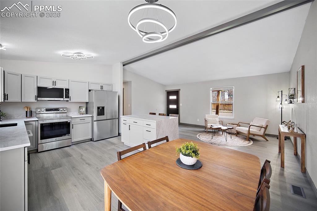 Image 7 of 26: Dining Area