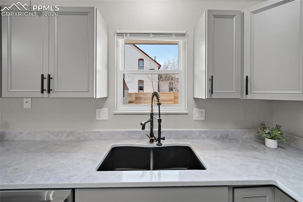 Image 9 of 26: Kitchen