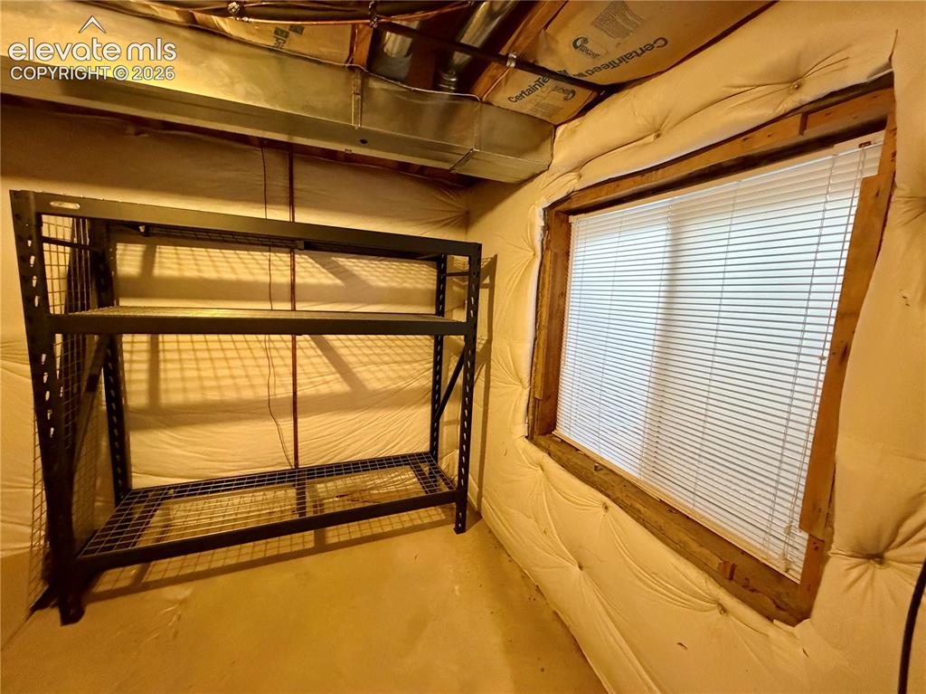 Image 41 of 50: Extra room in the utility room for storage
